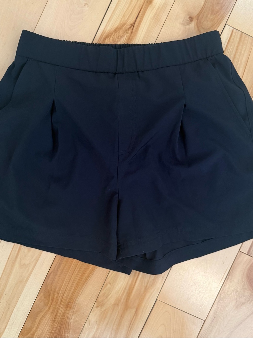 High-Waist Black Pleated Shorts with Elastic Waistband